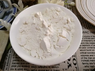 芡汁豆腐,准备一碗面粉。