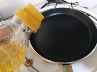 芡汁豆腐,在平底锅里倒入一点用玉米油。