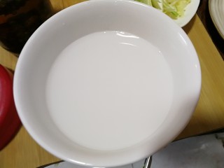 芡汁豆腐,淀粉用水勾兑好。