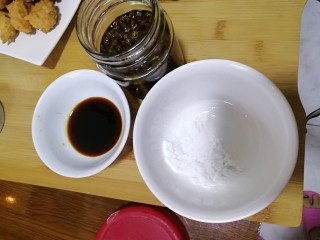芡汁豆腐,准备酱油，麻油，淀粉。