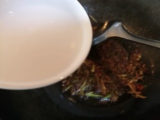芡汁豆腐,炒一会儿倒入淀粉匀欠。