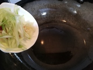 芡汁豆腐,锅内放一点点油，烧开后放葱，朵椒，蒜。