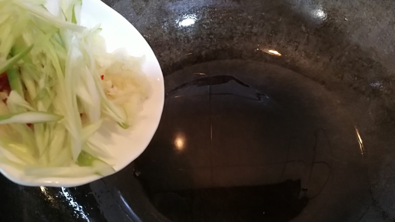 芡汁豆腐,锅内放一点点油，烧开后放葱，朵椒，蒜。