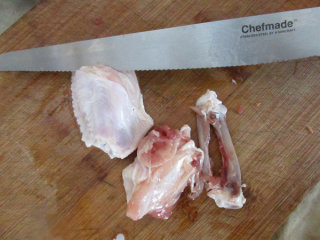 八宝酿鸡翅,鸡翅中洗净刀把两端的筋切断