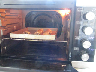八宝酿鸡翅,烤箱上火200度、下火170度预热后，入烤箱烤10分钟