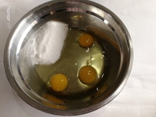 爱心杏仁片海绵蛋糕,细砂糖，鸡蛋放入盆子里面。