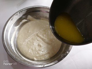 爱心杏仁片海绵蛋糕,再加入黄油，水切拌。