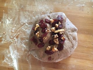 蔓越莓黑麦藤篮法式欧包,冷藏发酵好的面团，取出室温中间醒发30分钟。加上酒渍蔓越莓和核桃碎。