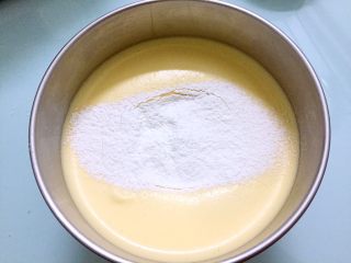 海绵蛋糕,分三次筛入低筋面粉，每次加入都要拌匀才能加入下一次