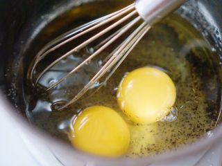 茶香果甜玛德琳,待糖融化，油也在慢慢变凉～加入鸡蛋 最好分开加入