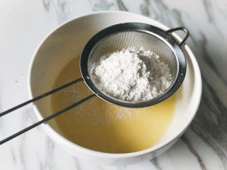 仿乳酪蛋糕【消耗淡奶油】,筛入低筋面粉。