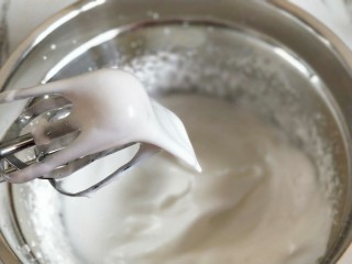 仿乳酪蛋糕【消耗淡奶油】,加入剩下的10克细砂糖，打至提起打蛋器，打蛋器头上有小弯勾。