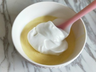 仿乳酪蛋糕【消耗淡奶油】,烤箱140度预热。
取1/2蛋白霜放入蛋黄糊中，翻拌均匀。
