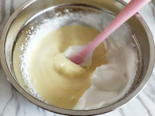 仿乳酪蛋糕【消耗淡奶油】,混合好的蛋糕糊倒入剩余蛋白霜中，翻拌均匀。