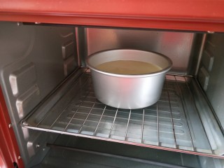 仿乳酪蛋糕【消耗淡奶油】,蛋糕糊放入预热好的烤箱中层，下面用烤盘放一盘凉水。140度烤30分钟。