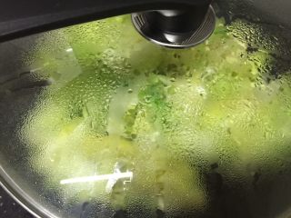 蒜茸西生菜,盖上锅盖焖煮1分钟，不需要防水，焖煮过程菜会自然出水