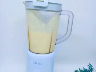 #冬喝暖饮夏吃冰#健康低卡-芒果酸奶昔,启动料理机，2分钟即可。