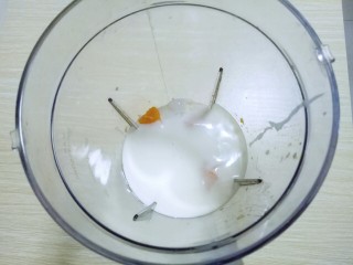 #冬喝暖饮夏吃冰#健康低卡-芒果酸奶昔,再加入自制酸奶。(如果没有自制酸奶的话，买浓稠的老酸奶也可以)