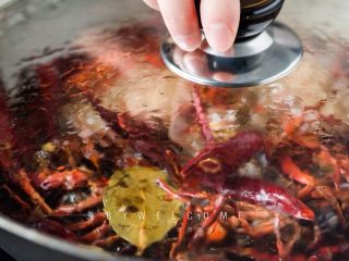 麻辣小龙虾,盖上锅盖大火煮到收汁后关火；