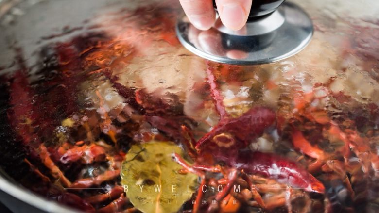 麻辣小龙虾,盖上锅盖大火煮到收汁后关火；