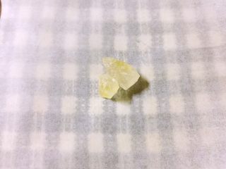 碧螺金桂冰糖饮,撕一张干净的长方形纸，将5克黄冰糖放在中间