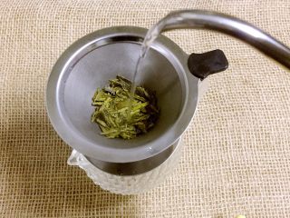 碧螺金桂冰糖饮,这时水开了，先倒入少量开水20～30克左右，冲洗一下绿茶