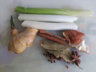 羊肉胡萝卜土豆滋补暖身汤,调味料备好大葱、姜、桂皮、陈皮、八角、花椒、香叶