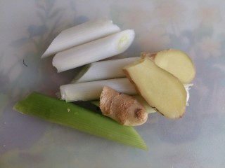 羊肉胡萝卜土豆滋补暖身汤,将大葱切长段、姜切片