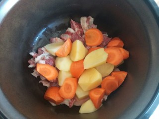 羊肉胡萝卜土豆滋补暖身汤,放入胡萝卜和土豆块