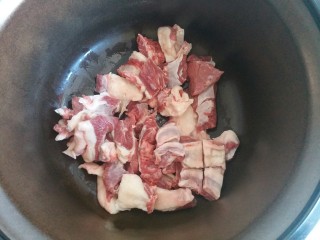 羊肉胡萝卜土豆滋补暖身汤,将切好的羊肉放入酷宝重汤机外胆里