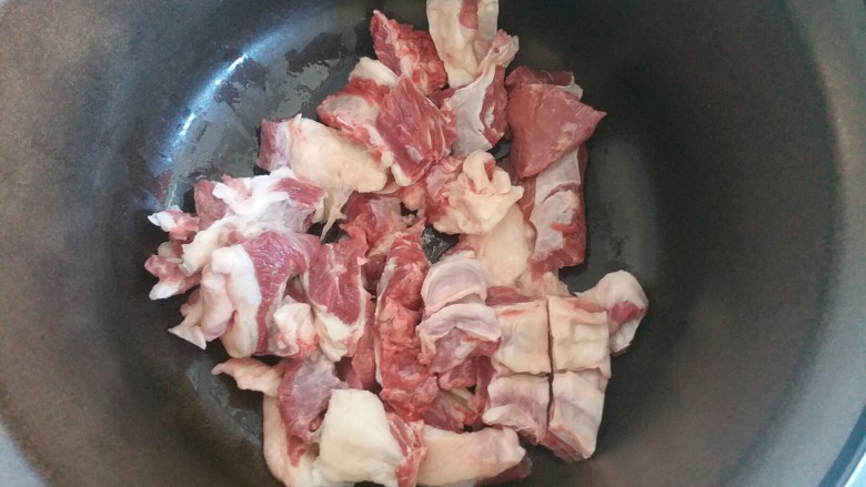 羊肉胡萝卜土豆滋补暖身汤,将切好的羊肉放入酷宝重汤机外胆里