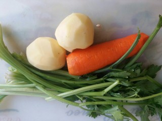羊肉胡萝卜土豆滋补暖身汤,青菜有胡萝卜、土豆、芹菜