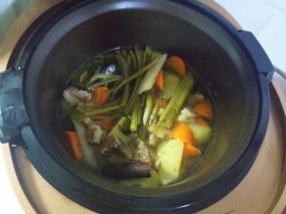 羊肉胡萝卜土豆滋补暖身汤,听到提示音后打开锅盖，放适量的盐就可以出锅了。