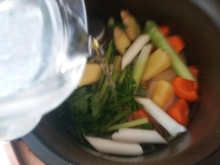 羊肉胡萝卜土豆滋补暖身汤,加入适量的清水与食物持平即可选择补养汤功能键