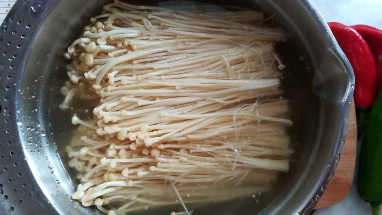 蒜香金针菇（烤箱版）,金针菇洗干净撕碎