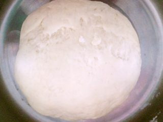 中种超软黄金面包卷,把中种需要的食材混合成面团。发酵2至2.5倍大。因为是中种面团，时间长一点也可以。