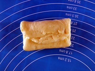 中种超软黄金面包卷,两头各向中间三分之一处折起。
