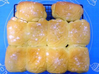 中种超软黄金面包卷,烤好的面包卷拿出，放入烤架晾凉即可。