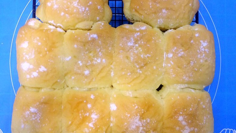 中种超软黄金面包卷,烤好的面包卷拿出，放入烤架晾凉即可。