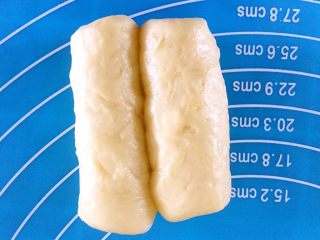 中种超软黄金面包卷,两头分别向中间卷起。
