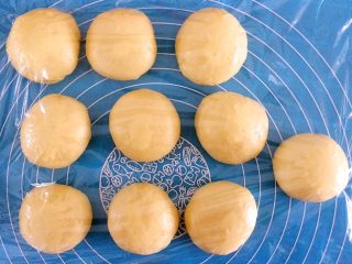中种超软黄金面包卷,面团均匀分成10份。松弛10分钟。