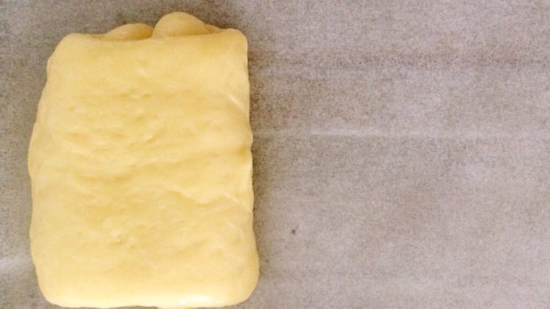 中种超软黄金面包卷,收口朝下，摆在烤盘上