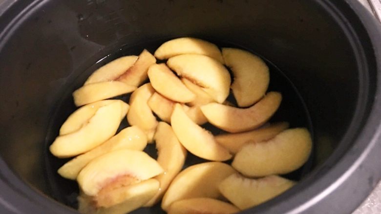 黄桃罐头,将黄桃放入锅中，加入清水，水量刚刚没过黄桃就好。