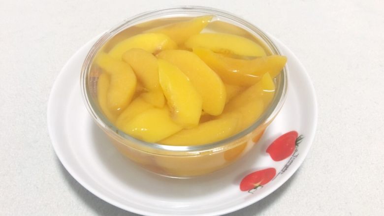 黄桃罐头,黄桃盖上盖子放入冰箱冷藏，因为没有加防腐剂，存放时间不宜过长，要趁新鲜及时吃完。