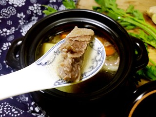 羊肉胡萝卜土豆滋补暖身汤,将锅里的食物倒入砂锅🍲里，看看炖好的羊肉口感美极了，羊汤和羊肉没有一点腥膻味，特别的鲜美。