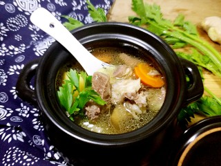 羊肉胡萝卜土豆滋补暖身汤,里面的汤汁清澈，味道是杠杠滴鲜美。