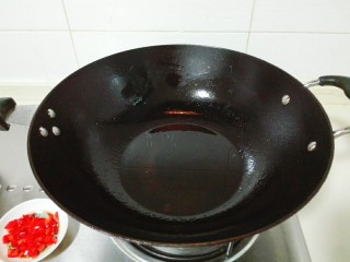 红妆素裹金昌鱼,锅大火烧热，倒食用油再烧热，鱼片不容易粘锅