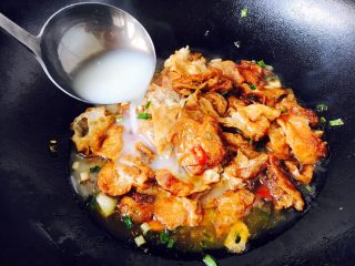 #绿色美食# 下饭神菜  面筋丝瓜煲,倒入高汤（清水），高汤的量与食材齐平。