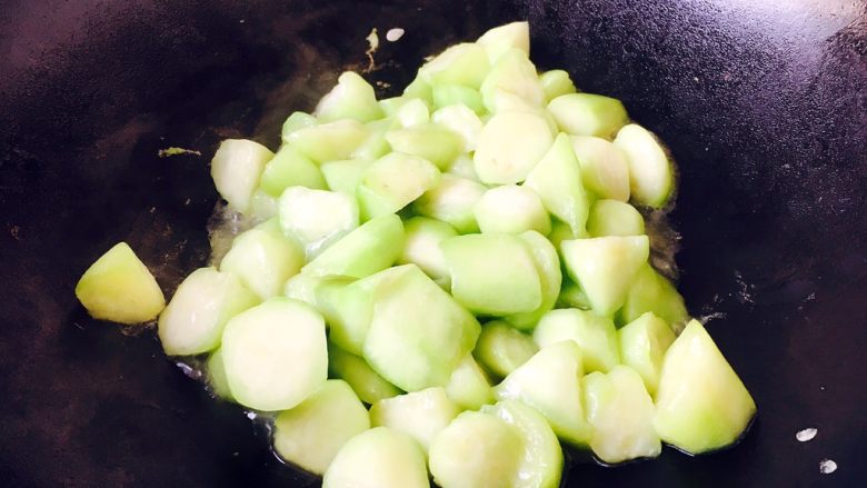 #绿色美食# 下饭神菜  面筋丝瓜煲,煸炒至丝瓜颜色变绿，发软且有水份析出即可。