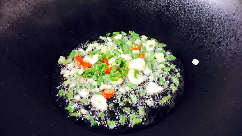 #绿色美食# 下饭神菜  面筋丝瓜煲,起锅大火，锅热，放入2勺（适量）炒菜油，爆香步骤5的辅助食材。